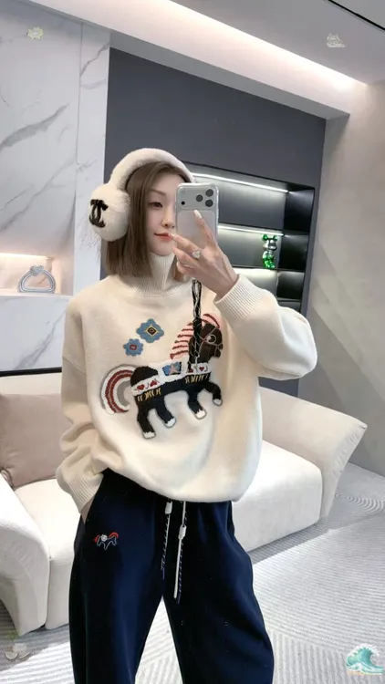 熙薇【天马行空​】2025秋冬新款立马马年羊毛衫休闲上衣H6670