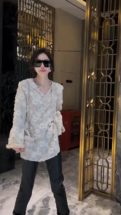 欧货设计感气质温柔轻熟风长袖V领中长款纯色重工提花长袖上衣