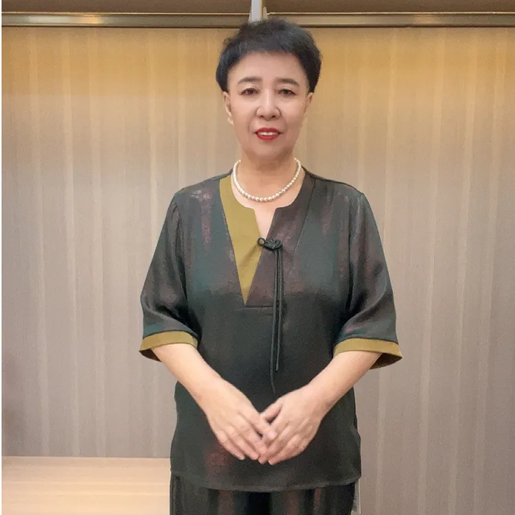 2025春夏时尚V领七分袖套装