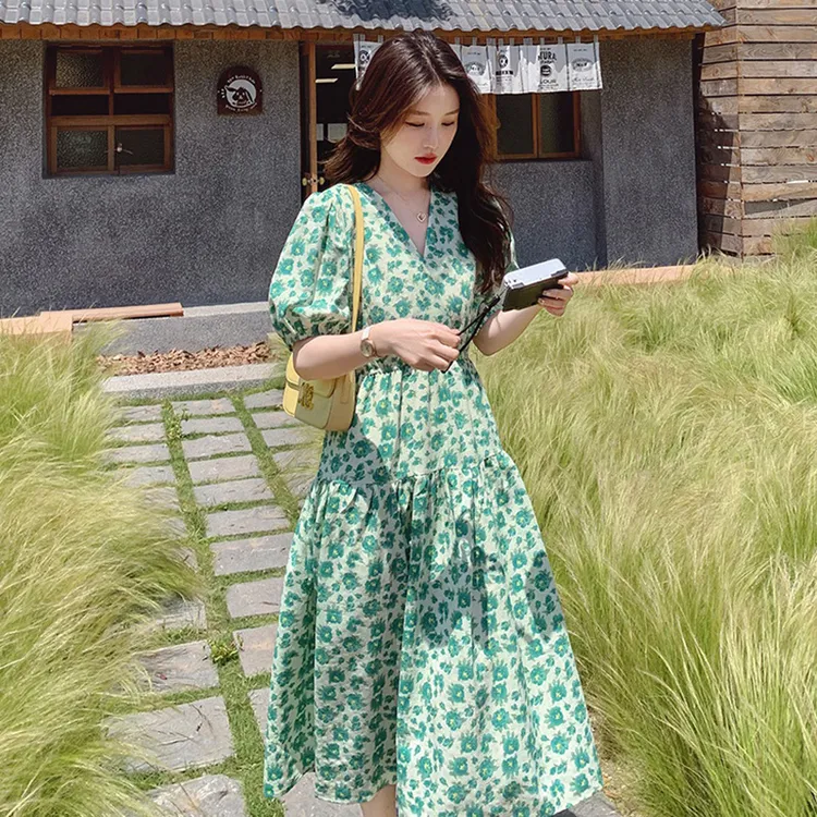 法式复古碎花连衣裙女2025夏季新款温柔风气质超仙收腰显瘦长裙子