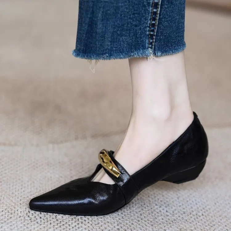 真皮百搭单鞋女浅口一字带气质法式复古金属扣尖头粗跟通勤工作鞋