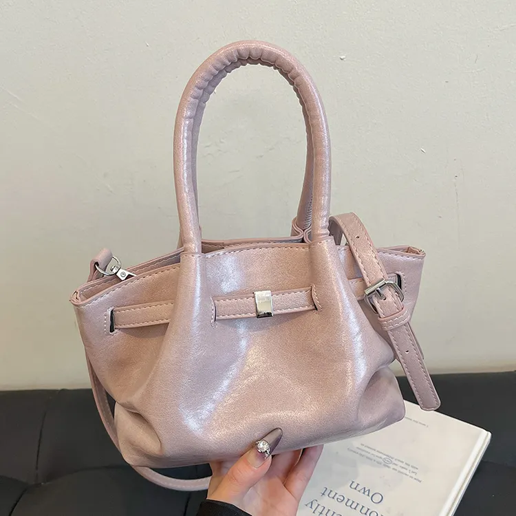 2025早春新款时髦高级感手提水桶包小众设计个性通勤百搭斜挎女包