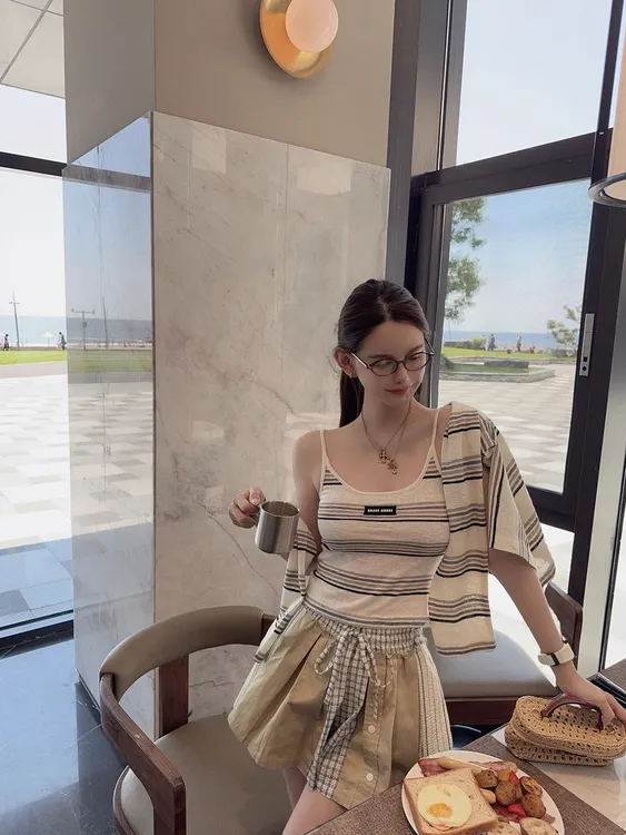 慵懒风条纹吊带气质显瘦防晒开衫复古撞色拼接百褶短裙三件套