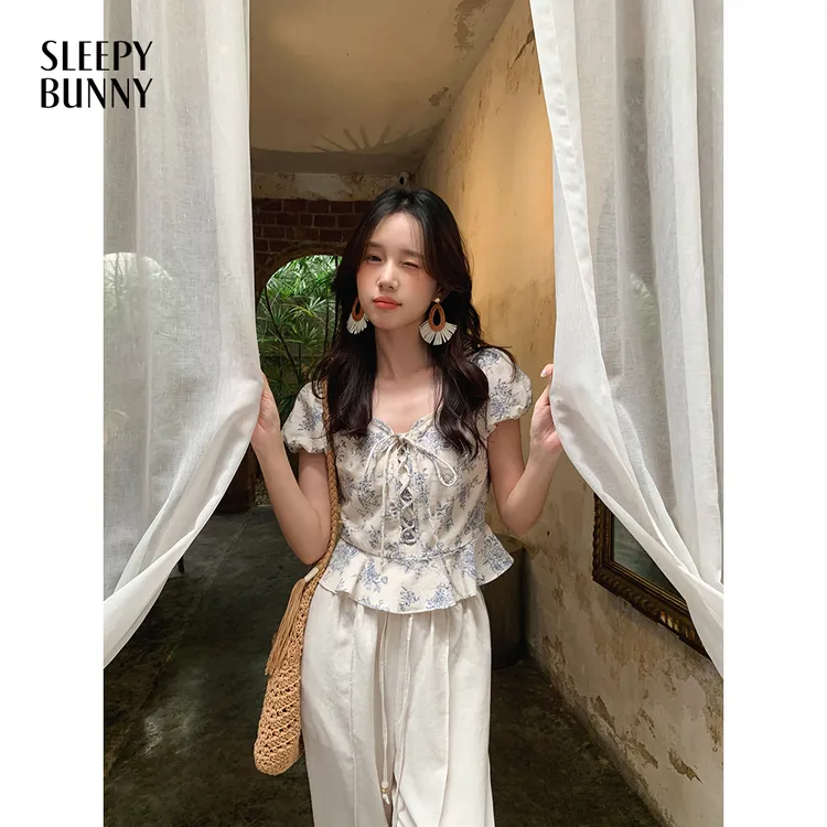 瞌睡兔 青花瓷碎花短袖衬衫女夏季遮肉显瘦休闲时尚短款修身上衣