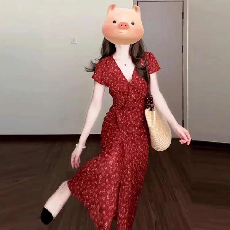 时尚海边度假风红色碎花连衣裙女夏季新款气质收腰显瘦v领中长裙