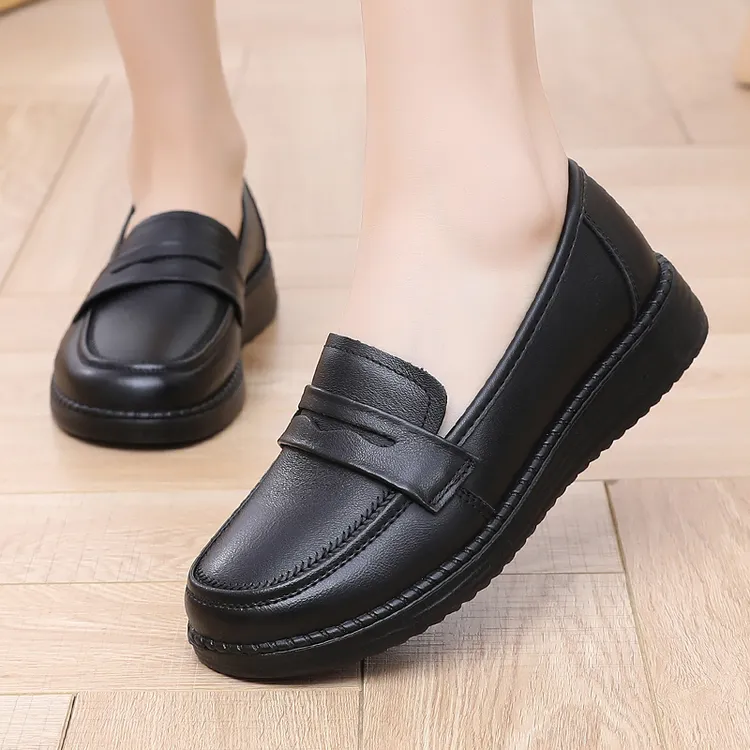 春秋中老年妈妈鞋真皮软底一脚蹬休闲皮鞋女舒适平底圆头防滑单鞋