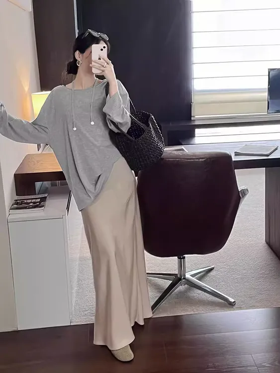 慵懒松弛感穿搭休闲时尚套装长袖露背T恤女早秋缎面半身裙两件套