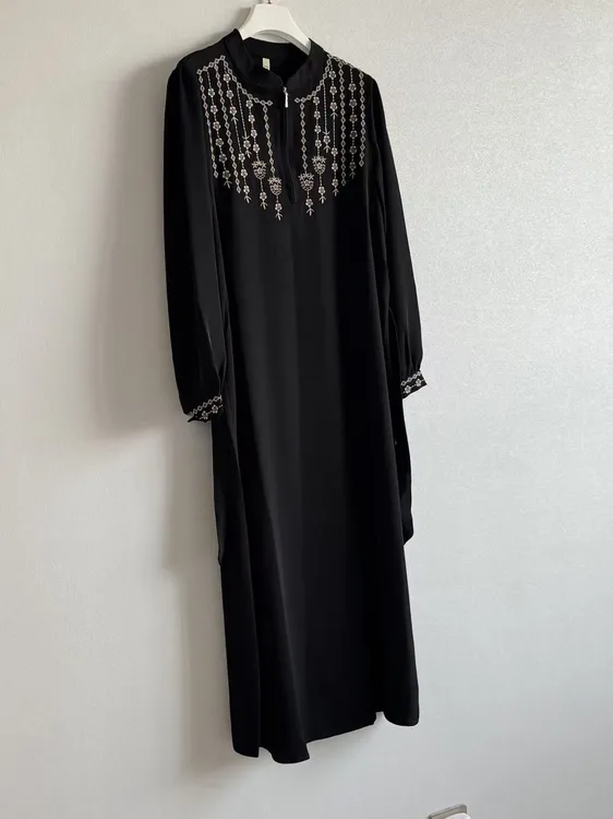 高端刺绣黑色连衣裙