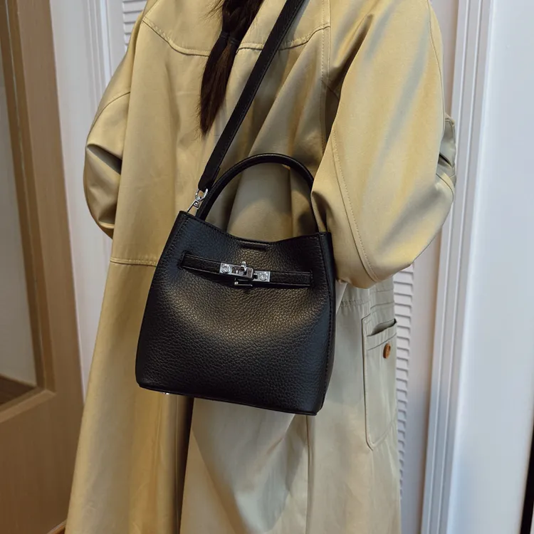 轻奢荔枝纹软皮手提水桶包休闲时髦子女包斜跨包2025新款秋冬上新