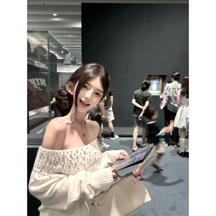 法式精致高级感气质一字肩带钻中领休闲慵懒感显瘦女秋冬长袖毛衣