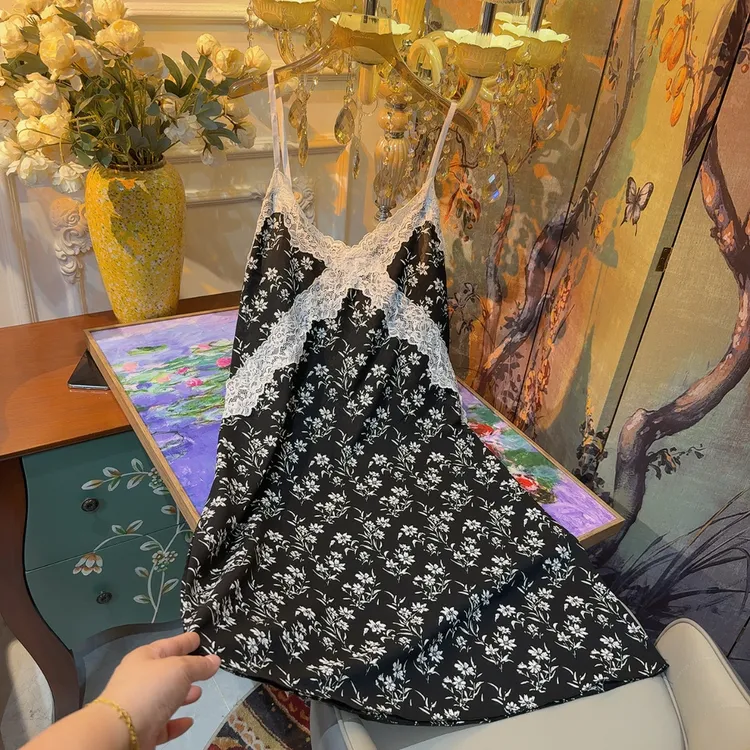 冰丝碎花长裙法式设计感气质V领连衣裙中腰复古高腰吊带睡裙长款