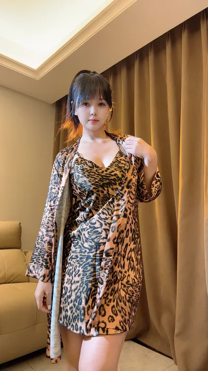 飘飘女神性感显瘦吊带裙豹纹露背纯欲复古小众修身设计感性感睡衣