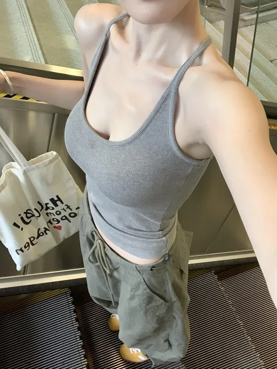 2025夏季挂脖背心吊带带胸垫休闲简约修身显瘦设计感半练美背上衣