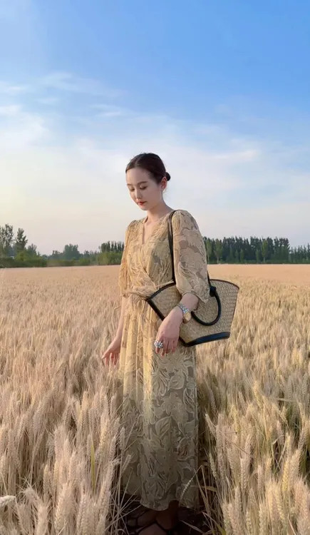 中袖V领连衣裙女2025夏新款温柔风显瘦收腰长款连衣裙6670