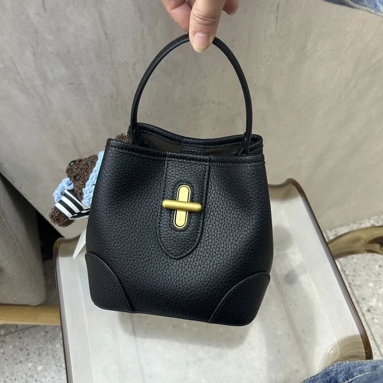 2026新款牛皮小众风格轻奢百搭女士单肩斜挎水桶包精致洋气2219