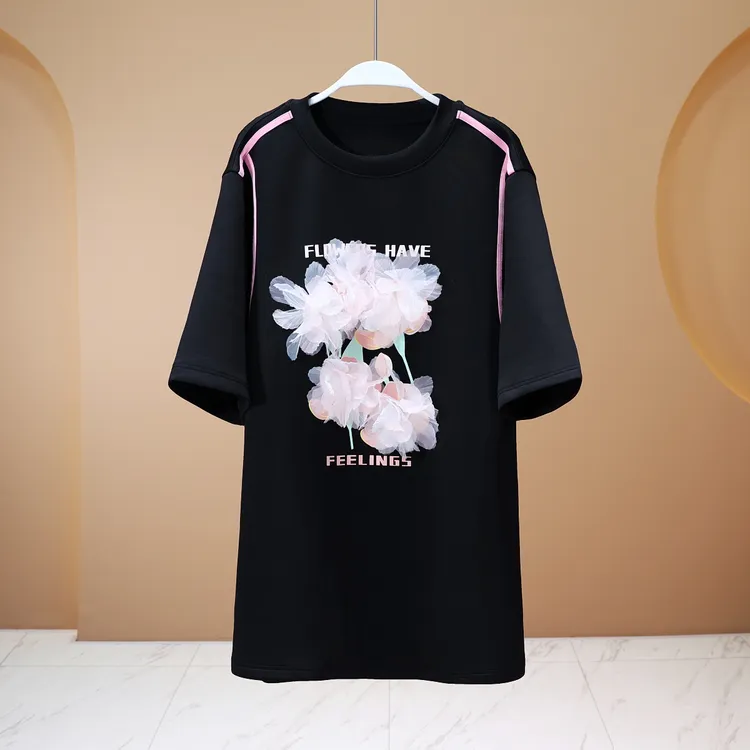 【亮哥女装】2025设计师新品午夜黑印花立体盘花挺阔大版T恤6521A