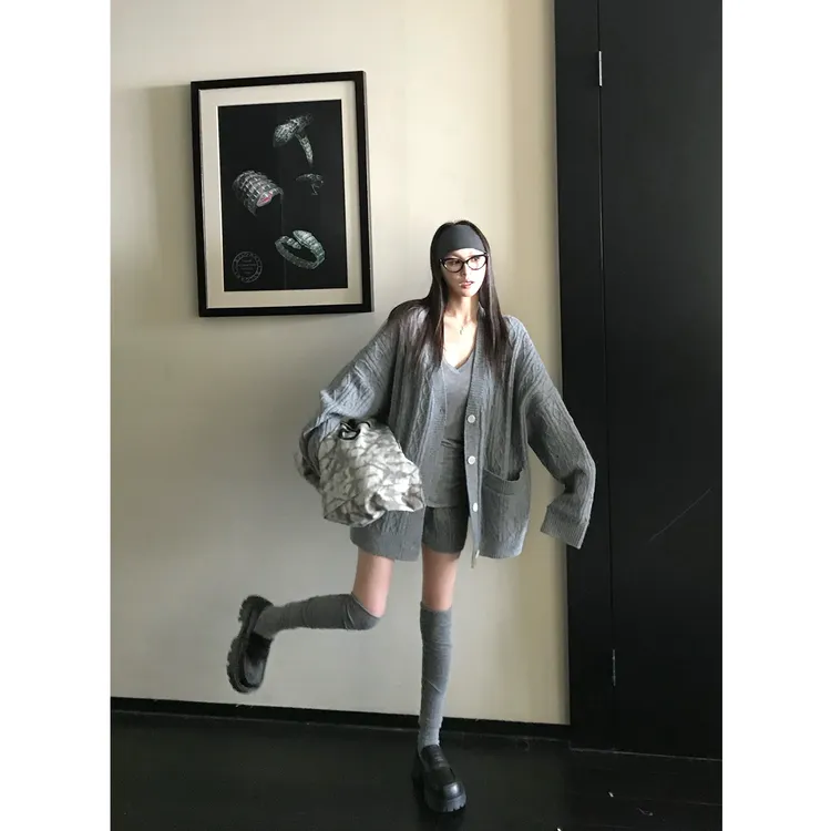 SKK【青苍5折】典藏冬礼 慵懒风绞花开衫V领毛衫外套针织短裤套