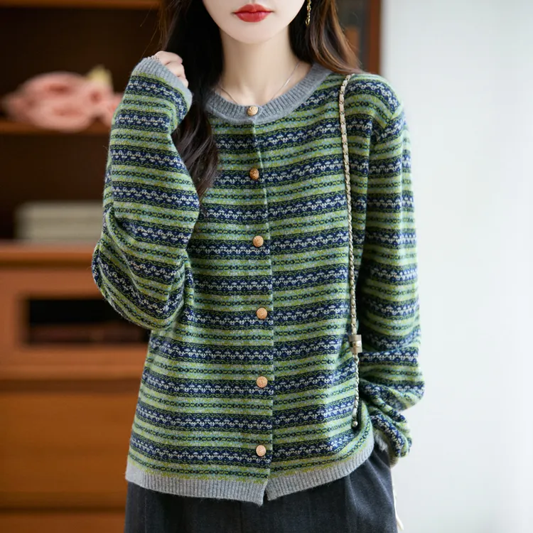 春秋新款费尔岛圆领浣熊绒小金扣绿色条纹拼色开衫针织毛衣显瘦上