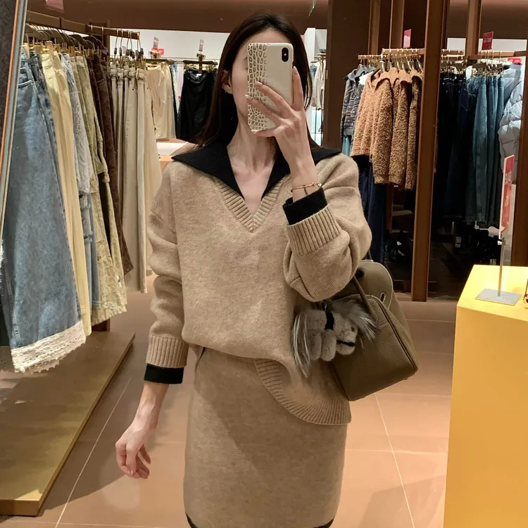 【杏糖】秋冬气质杏色针织拼接黑色领口上衣杏色半身裙两件套装