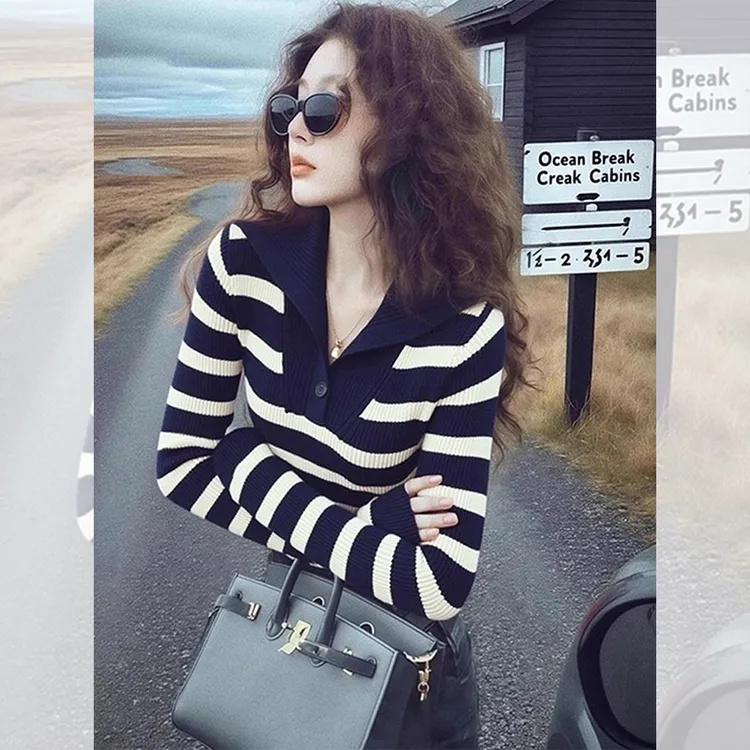 网红洋气炸街女装休闲出游服秋冬季撞色条纹长袖针织衫翻领小上衣