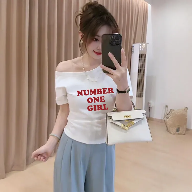 白色字母印花斜领短袖t恤女夏季新款设计感小众独特露肩别致上衣