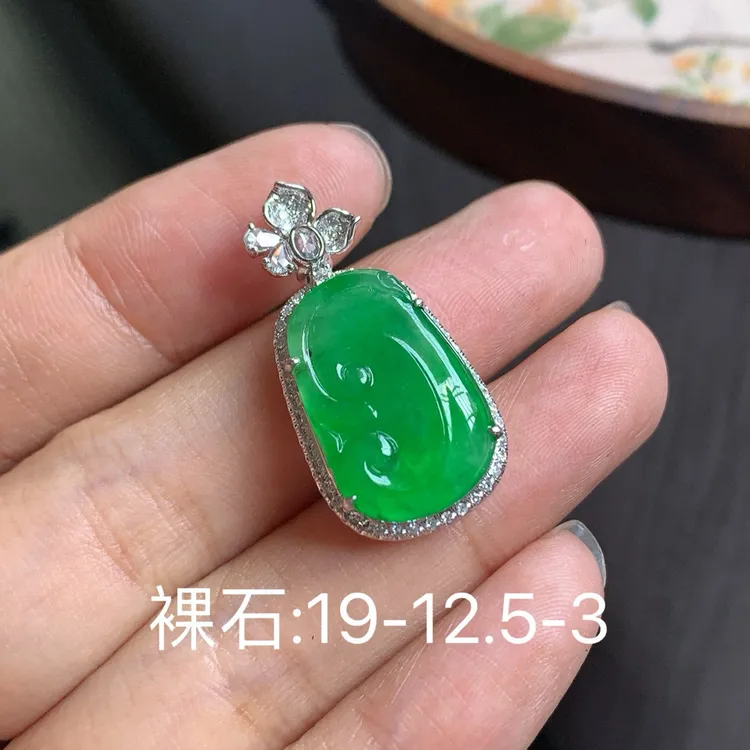 冰阳绿如意吊坠，天然翡翠缅A18k金镶嵌，裸石尺寸：19-12.5-3: