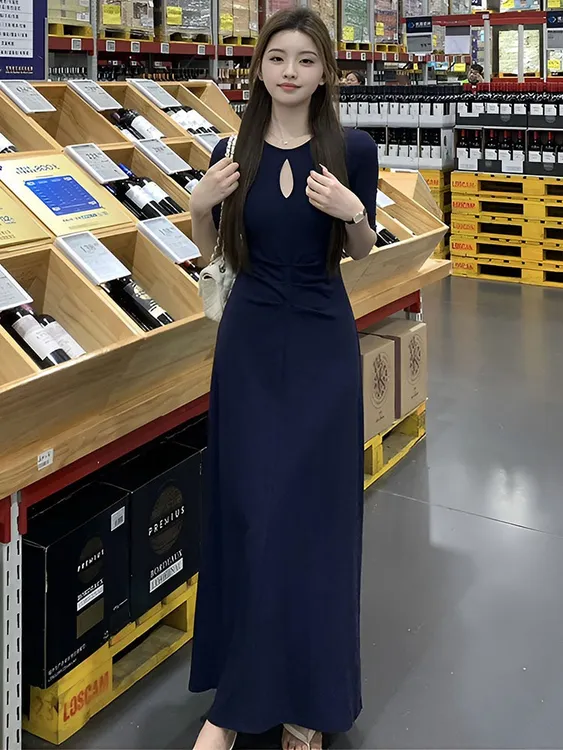 法式气质镂空褶皱短袖连衣裙女2025新款初夏穿搭收腰显瘦a字长裙