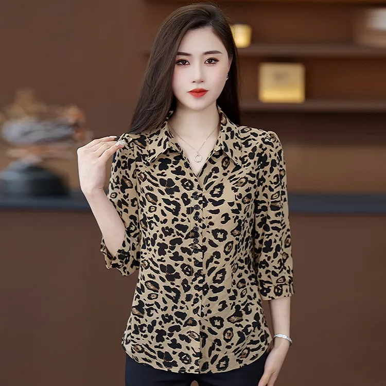 时尚七分袖显瘦上衣女2025秋季新款妈妈装显瘦翻领复古豹纹衬衫潮