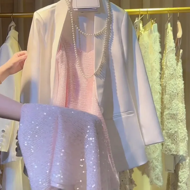法式设计感细闪粉亮片吊带连衣裙显瘦修身秋天套装拍照很有氛围感