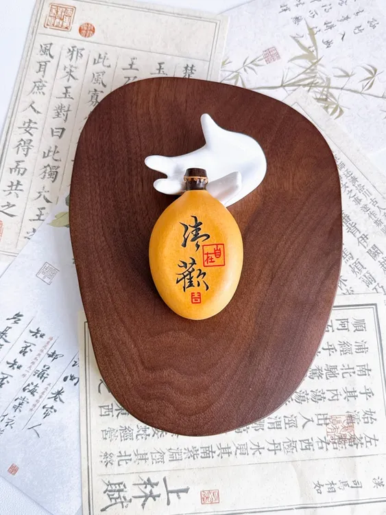 精品墨刻夹扁葫芦手把件