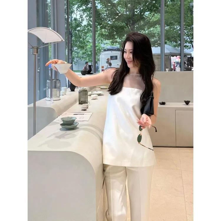 大方得体穿搭女夏气质轻奢高级设计感小香风白色无袖上衣裤子套装