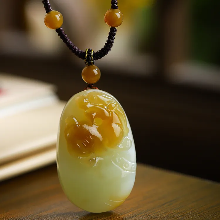 【孤品收藏】天然新疆和田玉貔貅招财椭圆牌子小吊坠女款俏色巧雕