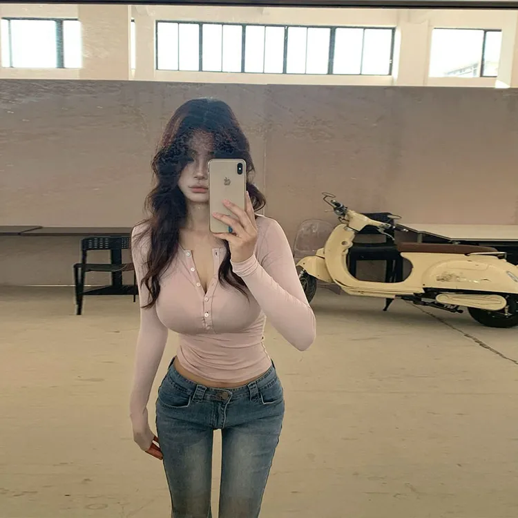 粉色V领排扣正肩长袖t恤女春秋季韩系辣妹修身收腰显瘦打底衫上衣