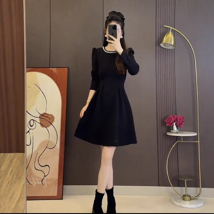 大码长袖圆领高弹力烫钻气质赫本小黑裙胖MM秋季辣妈连衣裙A字裙
