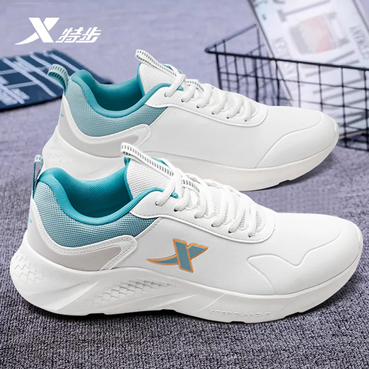 特步男鞋2025秋冬新款减震跑步鞋皮面防水休闲鞋子白色百搭运动鞋