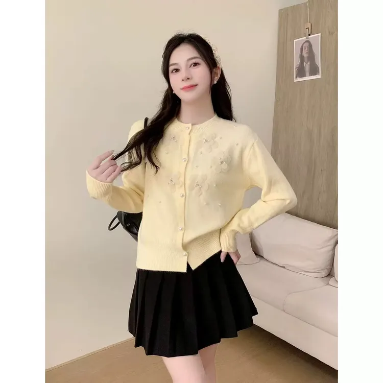 高级感立体花朵圆领针织开衫女2025秋冬新款重工钉珠软糯毛衣外套