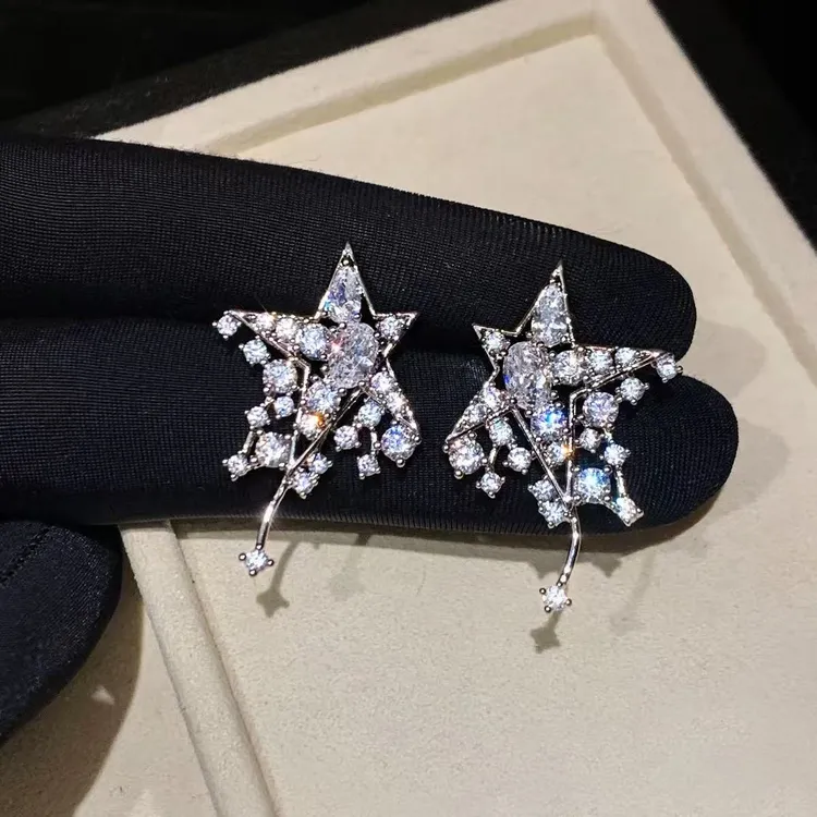 米梵缇 铜合金耳饰 法式独特爆闪星星耳钉女高级感轻奢秋冬耳环