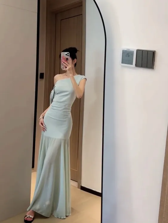 高级感温柔斜肩网纱度假连衣裙女夏季法式气质修身显瘦包臀长裙子