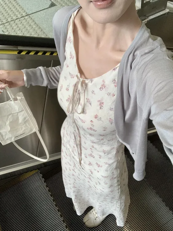 2025夏季款法式温柔风甜美穿搭防晒灰色开衫碎花气质连衣裙两件套