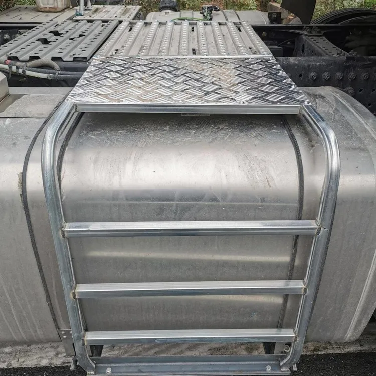 货车油箱架解放J6德龙豪沃汕德卡天龙油箱站管保护通用爬梯带板