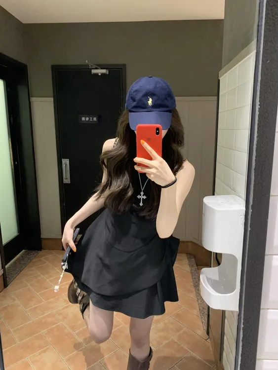 赫本风黑色无袖背心连衣裙女小个子温柔气质不规则收腰a字短裙夏