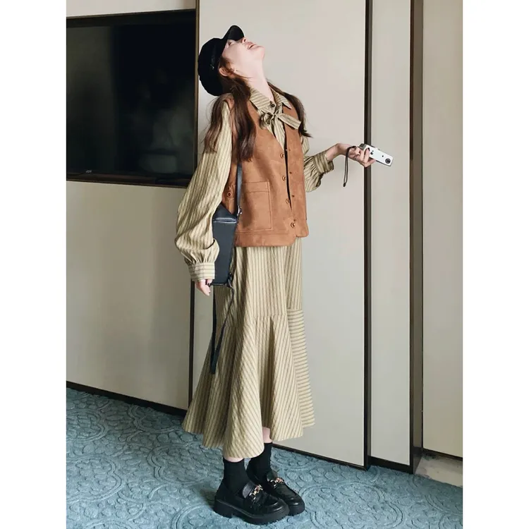 美式早秋松弛感游牧风穿搭女2025新款复古马甲条纹系带出游服装女
