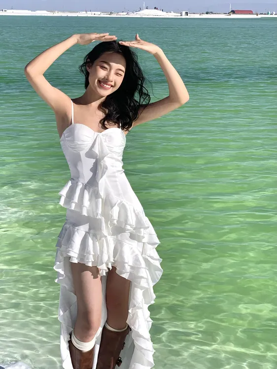 法式大西北盐湖旅游度假风高级感收腰显瘦纯色荷叶边不规则吊带裙