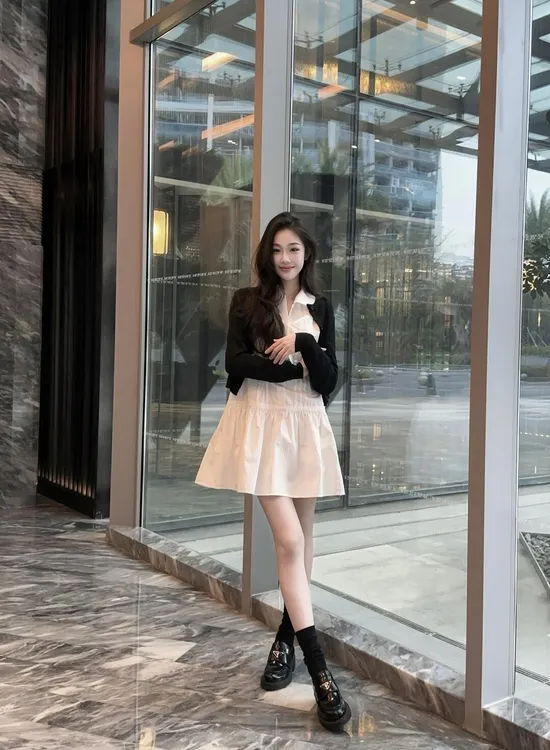 2025早春新款娃娃领减龄白色连衣裙女叠穿黑色针织长袖气质套装