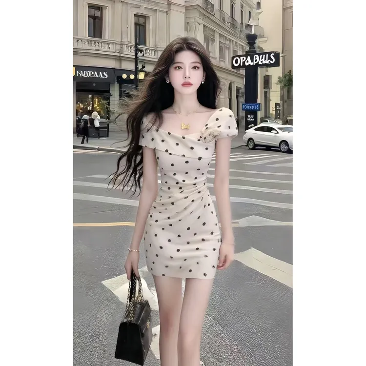 小个子温柔纯欲风不规则修身波点收腰包臀设计感连衣裙女时尚短裙