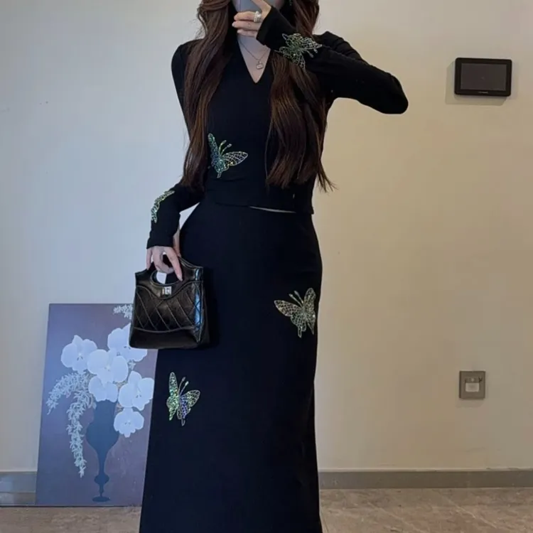早秋款烫钻半身裙气质显瘦V领长袖上衣百搭套装