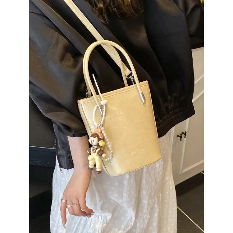 春夏季多巴胺手提包女2025新款时尚百搭单肩水桶包洋气通勤斜挎包