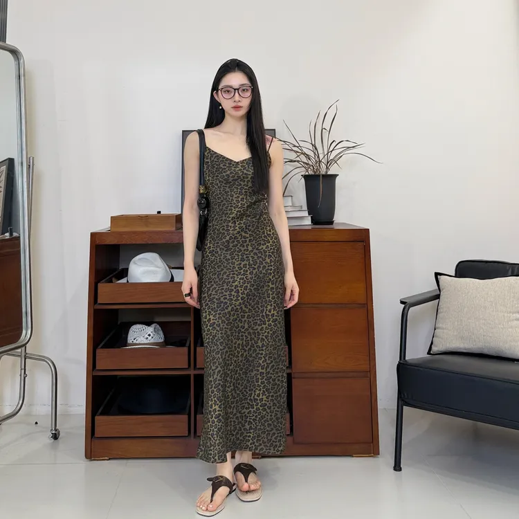 euri100桑蚕丝丨45°斜裁丨19姆米砂洗素绉缎吊带连衣裙-MY5928