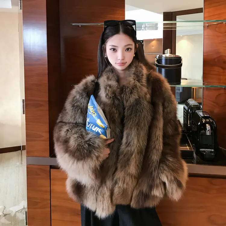 雾染松绒2025新款芬兰狐狸毛皮草外套女年轻短款高级感毛毛大衣冬