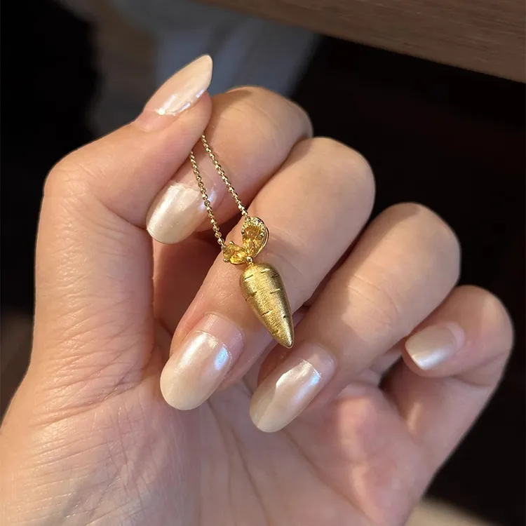 铜锆石项链 轻奢高级感拉丝胡萝卜项链女复古独特设计感锆石吊坠